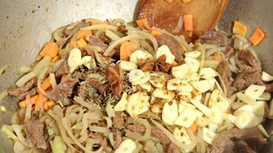 Лагман с сельдереем