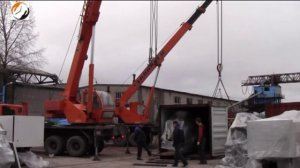 Разгрузка 40-футового контейнера с помощью двух кранов