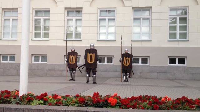 Почетный караул у президентского дворца в Вильнюсе. смотреть онлайн