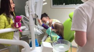 Тиффани у стоматолога ! Лечим зуб ! В подарок Анна из Холодного сердца