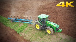 Трактор John Deere 8310R с оборотным плугом Lemken Diamant 10 вспашка поля