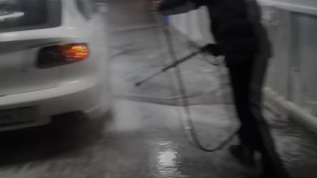 Мойка машины на улице в -12. смотреть онлайн