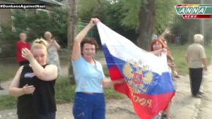 23 августа 2014. ЛНР. Луганск. Люди встречают гуманитарную колонну.