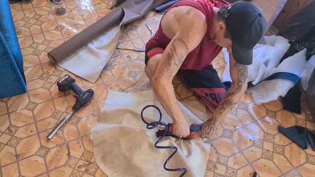 Пуфик капитоне своими руками. Пуф открывной в каретной стяжке своими руками. Делаем пуф капитоне смотреть онлайн