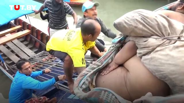 Как 30 человек помогли 300 килограммового парня доставить в больницу, для этого им понадобился пика смотреть онлайн