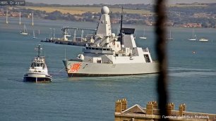 Эсминец УРО ВМС Британии HMS Dragon D35 покидает военно-морскую базу Портсмут 