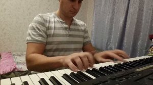 Артём играет на синтезаторе полонез Огинского