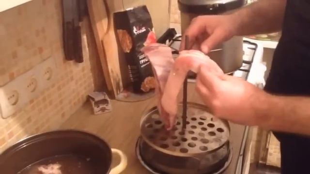 Копчение ребрышек дома в бездымной коптильни деликатес цилиндрическая.