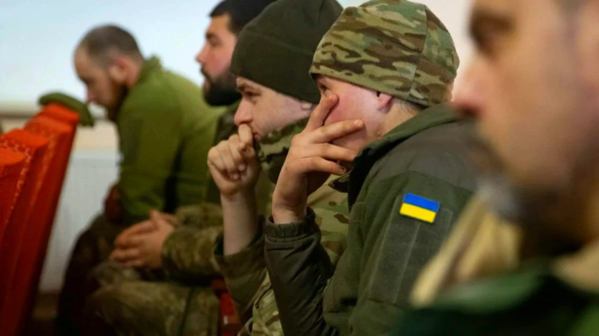 64 часть Украинские солдаты вермахта сдаются в плен российской армии.