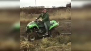 Тянул мужик машину  квадроциклом из грязи.