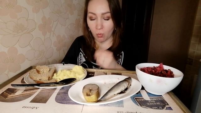 МУКБАНГ/Копченая скумбрия, иваси, винегрет, пюрешка??/Весна весна кругом Г... о