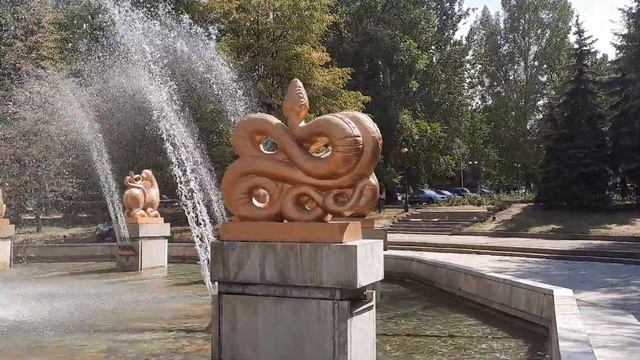 У фонтана " Восточный календарь". Алма-Ата 25.08.21 смотреть онлайн