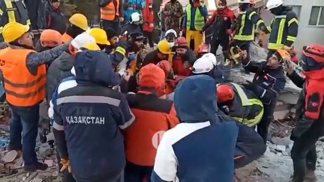 На одном из объектов в Газиантепе наши спасатели вытащили из под завалов 3 человек живыми смотреть онлайн