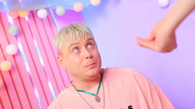 Парень Уэнсдей Аддамс VS Парень Барби в крошечном домике! смотреть онлайн