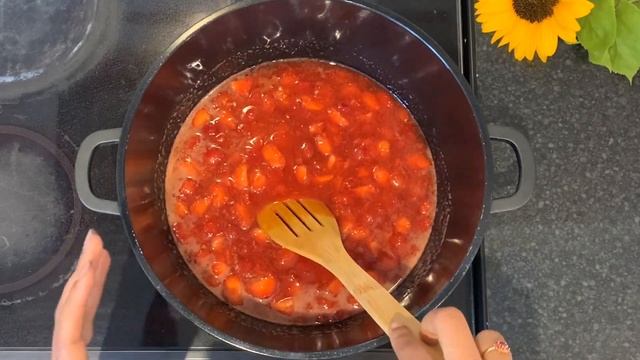 Homemade Strawberry Jam Recipe with 3 Ingredients| Strawberry Picking And Jam Making by Meenu’s Men смотреть онлайн