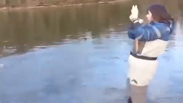 В женской рыбалке столько страсти! ааааааааааа, СУПЕР смотреть онлайн