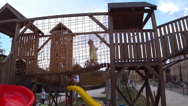 МІЛАНА грається на дитячому майданчику FAZENDA family park | Відео для дітей | Фазенда