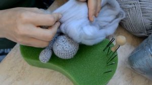 вязанный кот спицами!