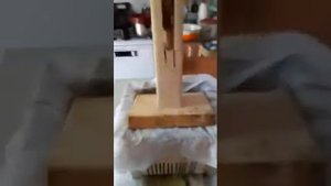 Деревянный пресс для откачки мёда .