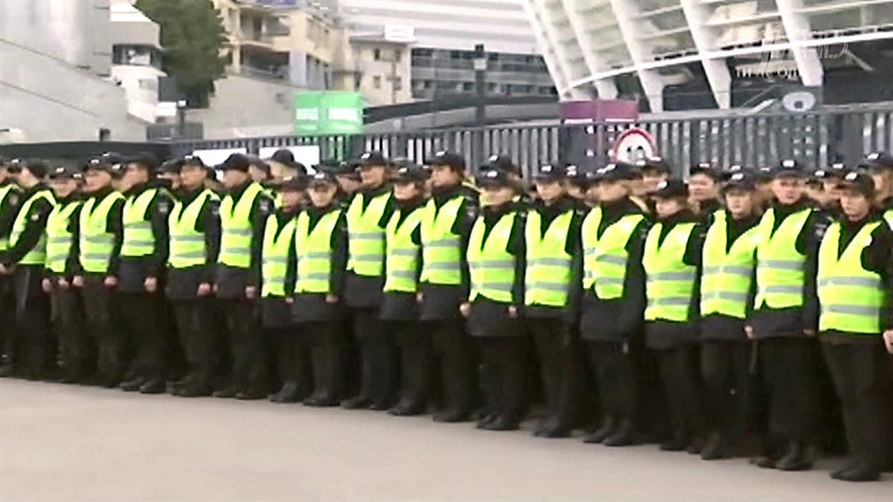 На стадионе в Киеве идут последние приготовления к дебатам Петра Порошенко и Владимира Зеленского