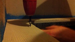 Крепление аквапанели обычными саморезами по ГКЛ.