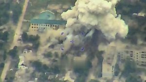 Прилет ОДАБ-1500 с УМПК прямо перед зданием, используемым в качестве места дислокации 54-й ОМБр ВСУ