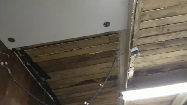 Как и чем приклеить пенопласт к деревянному потолку