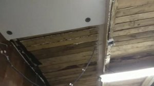 Как и чем приклеить пенопласт к деревянному потолку