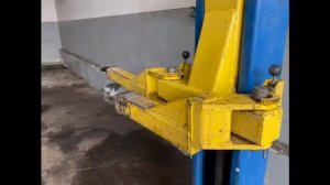 Подъемник автомобильный двухстоечный т4