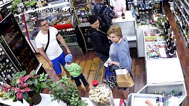 Работа карманника в магазине