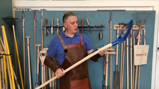 Легкая совковая лопата - словно пёрышко! смотреть онлайн