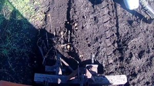 Т-25. Картофелекопалка вибролапа , доработка, работа по сырой земле.