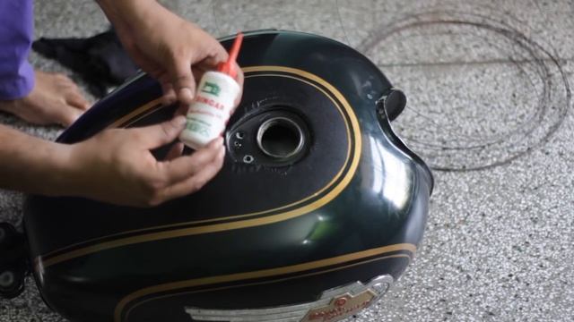 Removing water in Fuel tank and unblocking its drain hole in Bullet 500 UCE смотреть онлайн