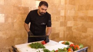Турецкий кебаб, фаршированный сыром и покрытый лавашем / Турецкая уличная еда
