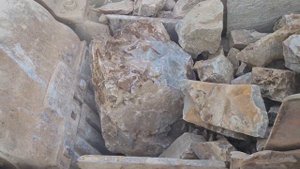 Строительство, дробление щебёнки, большие большие камни