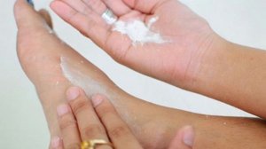 Три простейших СПОСОБА избавления от потливости и запаха ног!