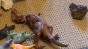 Играем в игрушечных динозавров - Видео для детей - Мультфильм Динозавры парка юрского периода