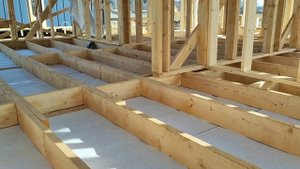 Строительство барнхауса.  Видео 7.  Работы по кровле дома и полу.  #барнхаус #строимдом #кровля