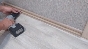 Как прикрутить плинтус к полу