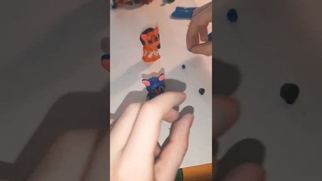 Богдан показывает как слепить из пластилина котёнка Лайка и лайк?? смотреть онлайн