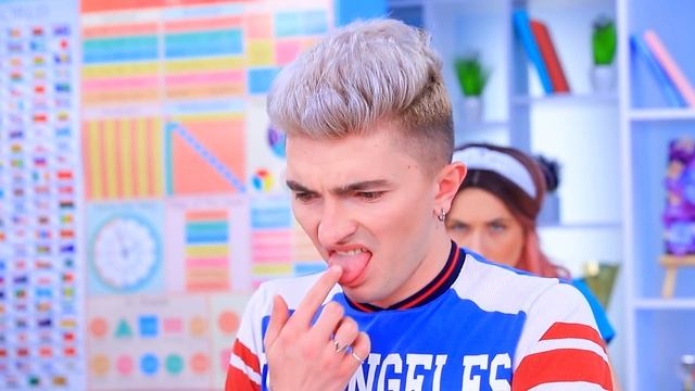 Богатая училка vs бедная училка / 17 смешных ситуаций в колледже смотреть онлайн