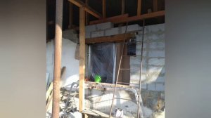 Замена старых пластиковых окон в доме на новые в доме из шлакоблоков.