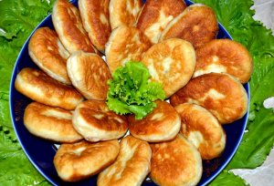 БЫСТРЫЕ ПИРОЖКИ С ЗЕЛЕНЫМ ЛУКОМ И ЯЙЦОМ