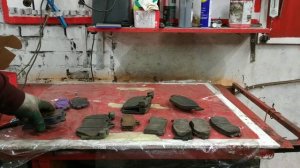 Как определить жесткость тормозных колодок и их фрикционный состав.