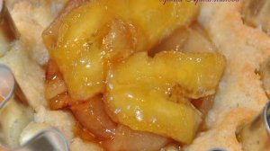 Корзинки с карамелизированными грушами и бананами под меренгой