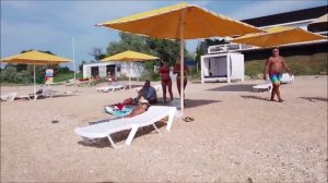 КРЫМ , ИНТЕРЕСНАЯ ПАРОЧКА НА ПЛЯЖЕ .