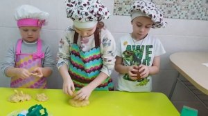 ДЕТИ пекут печенье МАСЛЕНИЦА Children bake sweet cookies