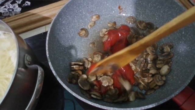 СПАГЕТТИ С ШАМПИНЬОНАМИ В ТОМАТНОМ СОУСЕ. смотреть онлайн