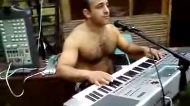 Армянская детская песня. Армянский певец сасун. Армянин поет про друзей. Армяне поют. Видео армян поёт песню в кругу семьи.
