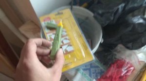 Тестер показывает где проложен провод в стене.